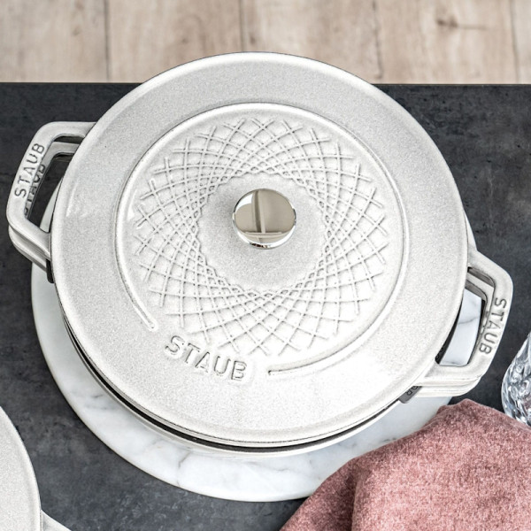 Twister. Cocotte ronde en fonte Truffe Blanche de 20 à 24 cm - Staub | Art. 3272340056727 - vue 6