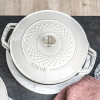 Twister. Cocotte ronde en fonte Truffe Blanche de 20 à 24 cm - Staub | Art. 3272340056727 - vue 6