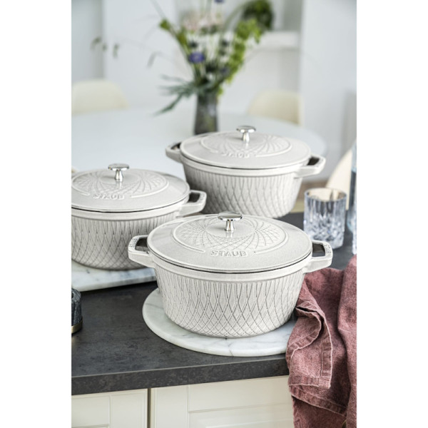 Twister. Cocotte ronde en fonte Truffe Blanche de 20 à 24 cm - Staub | Art. 3272340056727 - vue 8